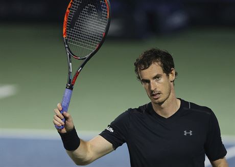 Andy Murray zdraví diváky v Dubaji po postupu do finále.