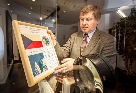 editel Prácheského muzea Jií Práek ukazuje vlajeku, která letla na Msíc.
