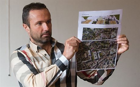 editel krajské nemocnice Ludk Neesaný pedstavuje návrhy nového pavilonu.