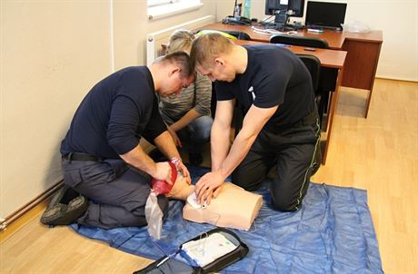 Zásadní roli hraje defibrilátor pi první pomoci u pacienta se zástavou podání...
