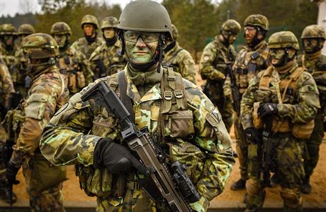 etí vojáci v litevském vojenském výcvikovém prostoru Pabrade