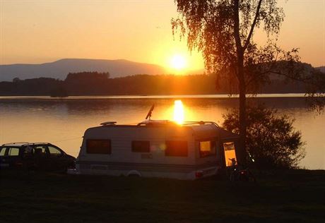 Camping Olina v blízkosti obce erná v Poumaví. Romantika na behu Lipna.