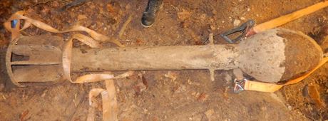 Pyrotechnici v Brn pes sedm hodin vykopávali ze zem dlosteleckou raketu ze...