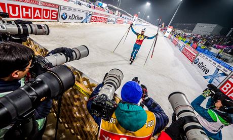 Martin Fourcade pzuje pro fotografy po triumfu ve sthacm zvodu v...