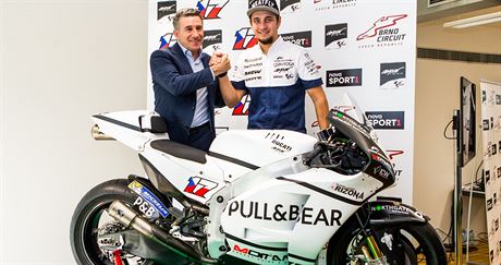 Karel Abraham (vpravo) a Jorge Martinez pózují s motocyklem Ducati, Aspar .