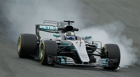 Valtteri Bottas s mercedesem pi stedením testování v Barcelon.