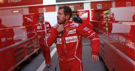 Sebastian Vettel v barcelonském depu.