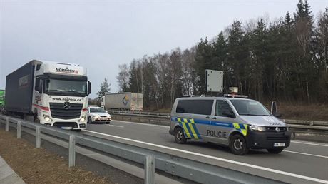 Policie se na dálnici obas ukáe, jinak vak pirátm silnic zatím nic moc nehrozí. Ilustraní foto