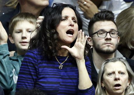 BASKETBALOVÁ MATKA. Bhem utkání mezi univerzitami Michigan a Northwestern byla...