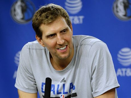 Dirk Nowitzki z Dallasu se zpovd bhem tiskov konference.