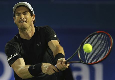 Andy Murray bojuje ve finále turnaje v Dubaji.