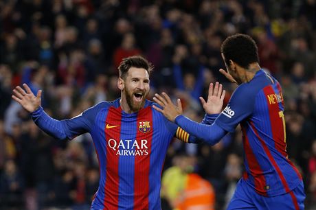 Kapitán Barcelony Lionel Messi slaví se spoluhráem Neymarem jeden z gól do...