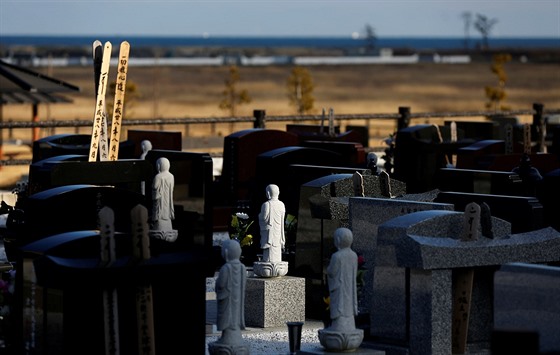 Hroby u pobřeží, které před šesti lety zasáhla vlna tsunami, která poškodila i...