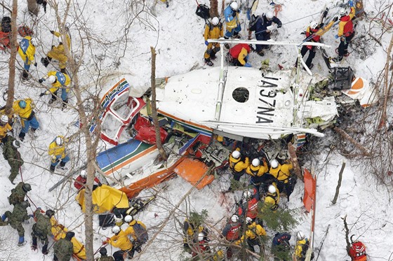 Pi nehod záchranáského vrtulníku v centrální ásti Japonska zemelo devt...