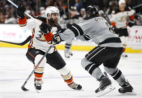 Patrick Eaves (vlevo) uhýbá ped Drewem Doughtym.