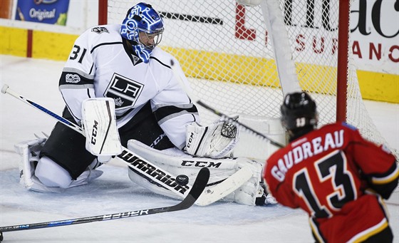 Ben Bishop pi premiée za Los Angeles kryje ránu Johnnyho Gaudreaua z Calgary.