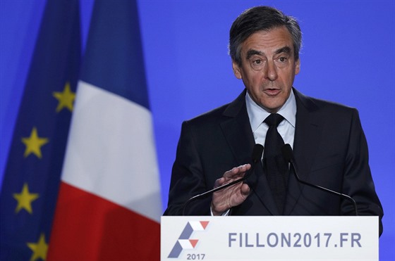 Francois Fillon na stedením mítinku, kde oznámil, e neodstoupí z voleb...
