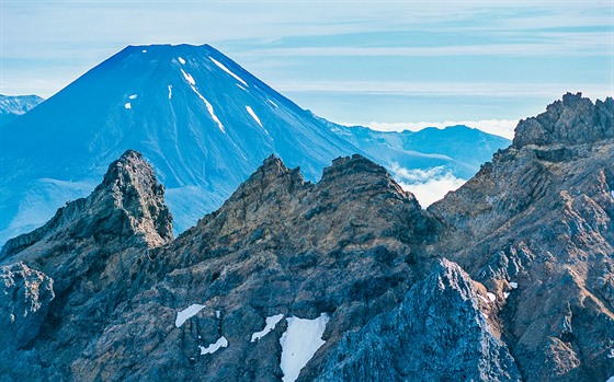 Sopka Ngauruhoe se pyní pravidelným kuelem.