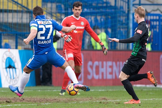 Liberecký Milan Baro (vlevo) stílí gól v utkání proti Píbrami.