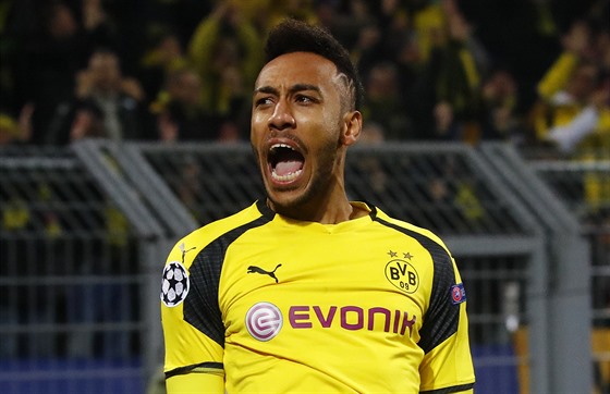 TOOOOR. Gól nmeckého Dortmundu oslavuje jeho stelec Pierre-Emerick Aubameyang.