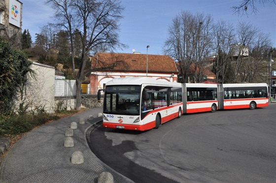 Tílánkový, 25 metr dlouhý autobus Van Hool u zoologické zahrady v Troji.