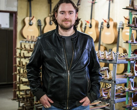 Petr Furch ídí velkonmický podnik na výrobu kytar spolu se svým otcem...
