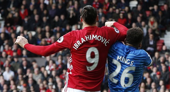 Zlatan Ibrahimovic z Manchesteru United ve vzduném souboji loktem do hlavy...