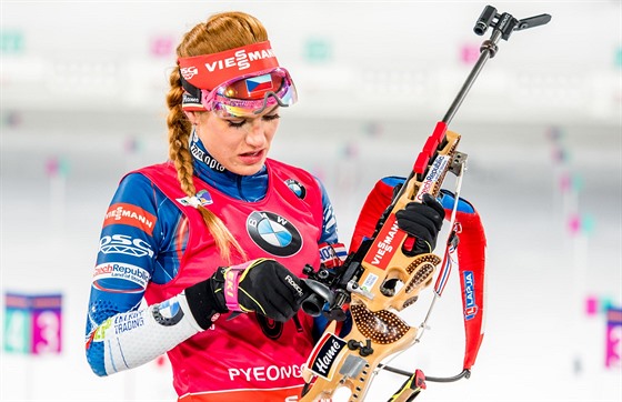 Gabriela Koukalová pi nástelu ped sprintem v Pchjongchangu.