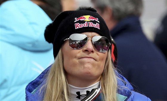 Zklamaná Lindsey Vonnová pi pohledu na výsledky superobího slalomu v ongsonu.