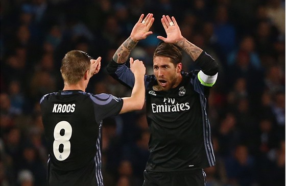 Sergio Ramos a Toni Kroos se radují ze vsteleného gólu, který dal kaptián...