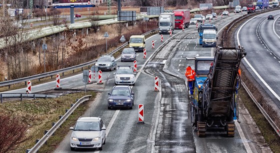 Silniái v Bezhradu u Hradce Králové opravují povrchy vozovky a také nadjezdy...