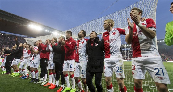 Tradiní dkovaka fotbalist a fanouk Slavie po zápase s Plzní.