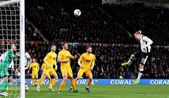 Matj Vydra v dresu Derby County (archivní snímek).