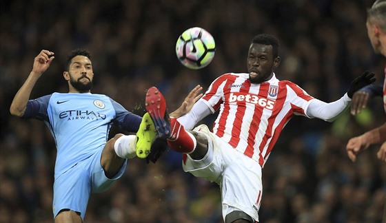 Mame Biram Diouf (vpravo) ze Stoke bojuje o mí s Gaelem Clichym z Manchesteru...