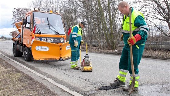 Pracovníci olomouckých Technických slueb opravují desítky dr a výmol na...