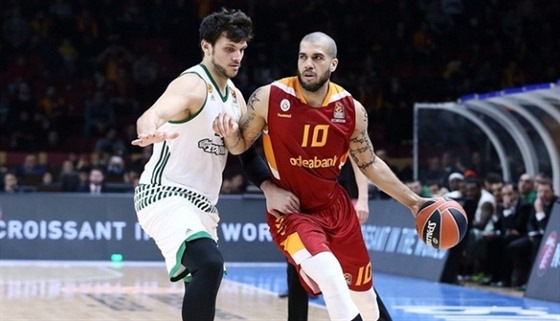 Blake Schilb (vpravo) z Galatasaray Istanbul útoí na ko Panathinaikosu Atény...