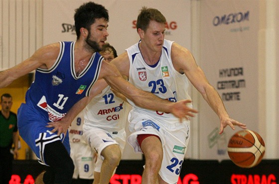 Michal Mare� (v modrém) z USK Praha svádí souboj o mí� s Luká�em Ba�antem z...