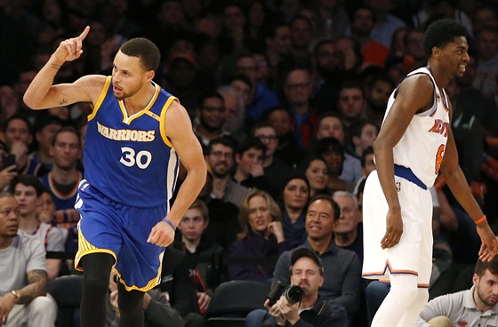 Stephen Curry (vlevo) z Golden State se raduje z trojky, vpravo Justin Holiday...