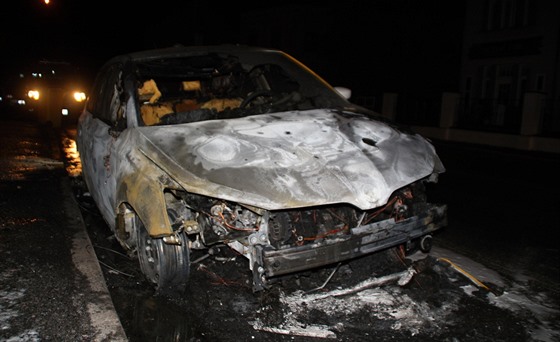 Vozidlo taxisluby, které v Jaromi zapálil neznámý pachatel (1.3.2017).
