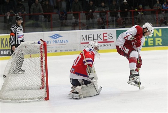 Tebsk glman inkasuje Pavel Jekel v utkn proti Slavii.