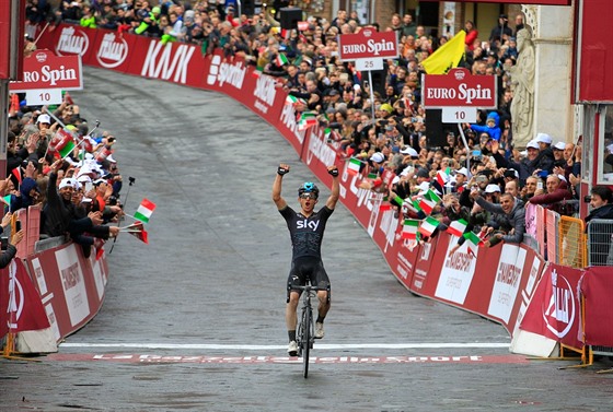 Michal Kwitkowski slaví triumf na na italské klasice Strade Bianche.