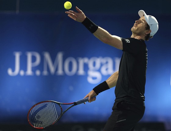 SERVIS. Andy Murray bojuje ve finále turnaje v Dubaji.