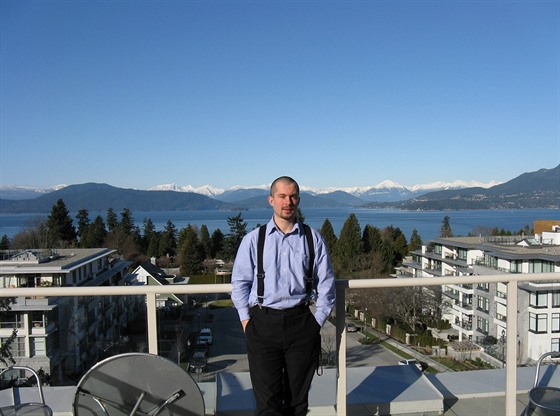 Jan Kozderka na balkoně v práci ve Vancouveru