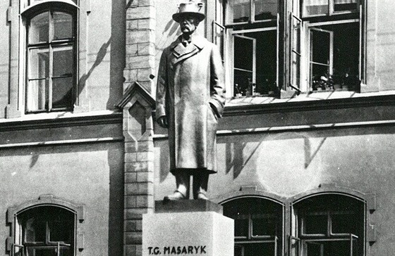 Původní socha T. G. Masaryka v Lounech.