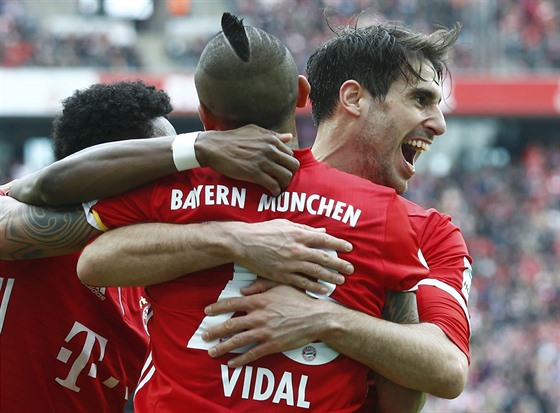 Fotbalisté Bayernu Mnichov se radují z gólu Javiho Martíneze (vpravo) bhem...