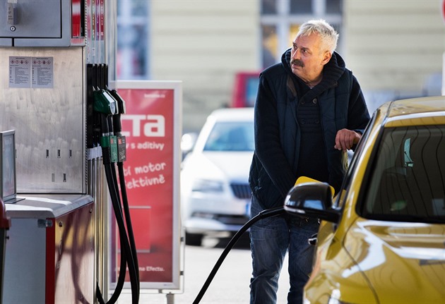 Čerpací stanice v Česku dál zlevňují, benzin je nejlevnější od konce února