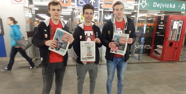 Florbalisté Tatranu Střešovice rozdávali deník Metro, v němž se psalo o jejich...