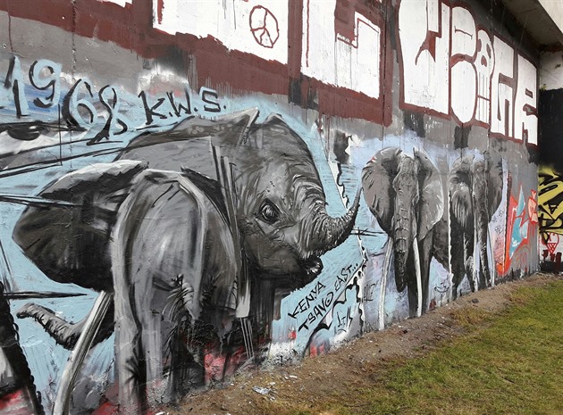 Slon na Barrandovském mostě
