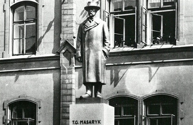 Pvodní socha T. G. Masaryka v Lounech.