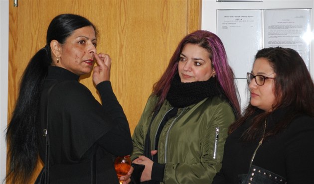 Matka jednoho z údajn diskriminovaných ák Kristýna Grundzová (vlevo) pi...
